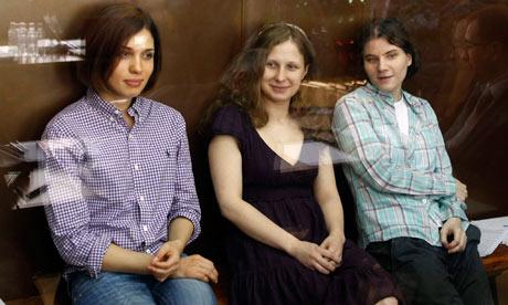 “Pussy Riot” бол гадны хөл гар